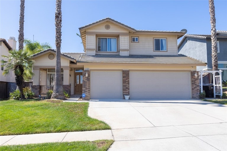 Photo 2 of 25 - 1480 Cherrywood Cir, Corona, CA 92881