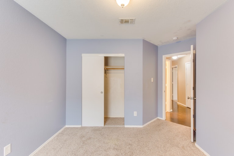 Photo 25 of 28 - 5717 Magnum Dr, Arlington, TX 76018