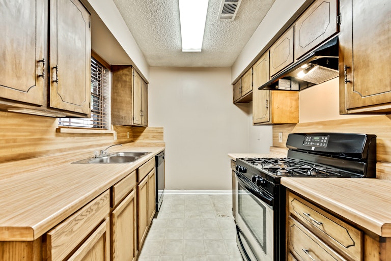 Photo 5 of 29 - 509 Kingfisher Ct, Denton, TX 76209