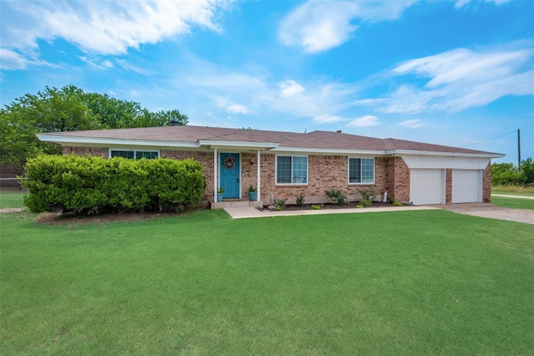 Photo 3 of 22 - 100 Chestnut St, Aledo, TX 76008