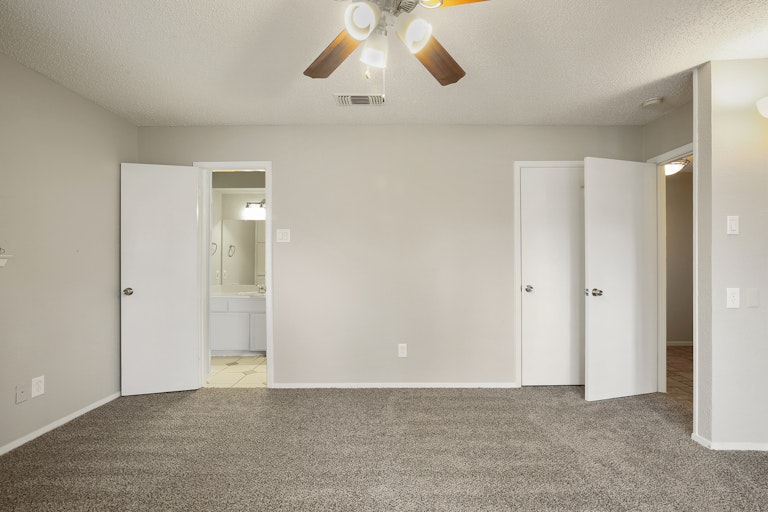 Photo 17 of 26 - 1600 Lexington Pl, Bedford, TX 76022