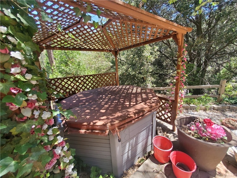 Photo 21 of 33 - 24937 Faulhorn Dr, Crestline, CA 92325
