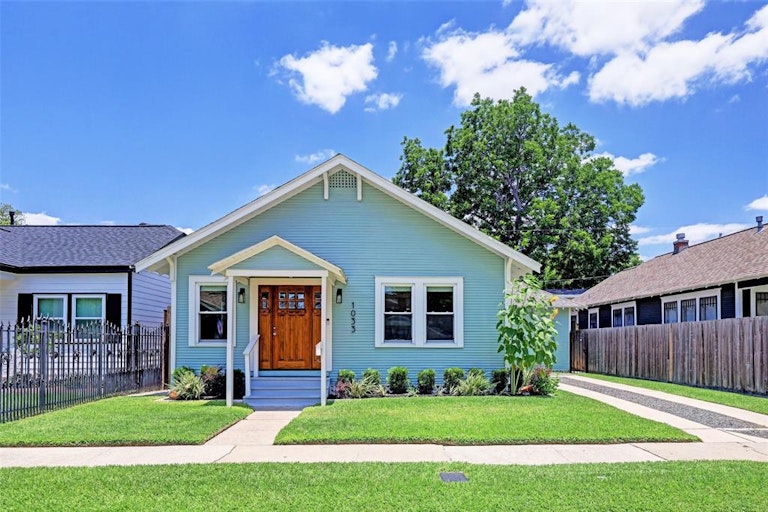 Photo 2 of 20 - 1033 E 16th St, Houston, TX 77009