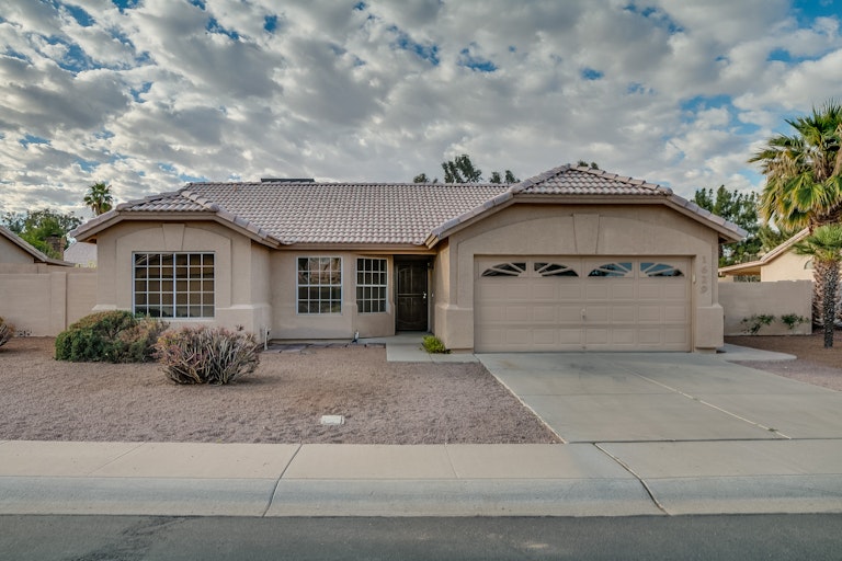 Photo 1 of 28 - 1629 E Golden Ln, Chandler, AZ 85225