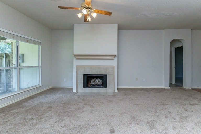 Photo 5 of 20 - 1028 Essex Dr, Cedar Hill, TX 75104