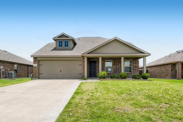 Photo 1 of 30 - 2812 Aberdeen Rd, Seagoville, TX 75159