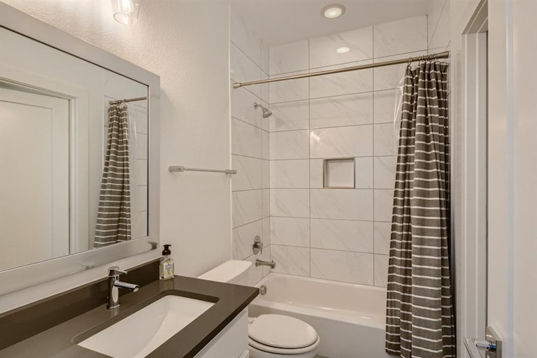 Photo 19 of 29 - 8112 Copper Way, Dallas, TX 75252