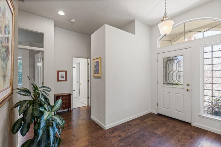 Photo 15 of 35 - 2421 Walnut Oaks Ln, Carmichael, CA 95608