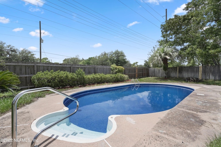 Photo 3 of 27 - 852 Maplewood Ln, Orange Park, FL 32065