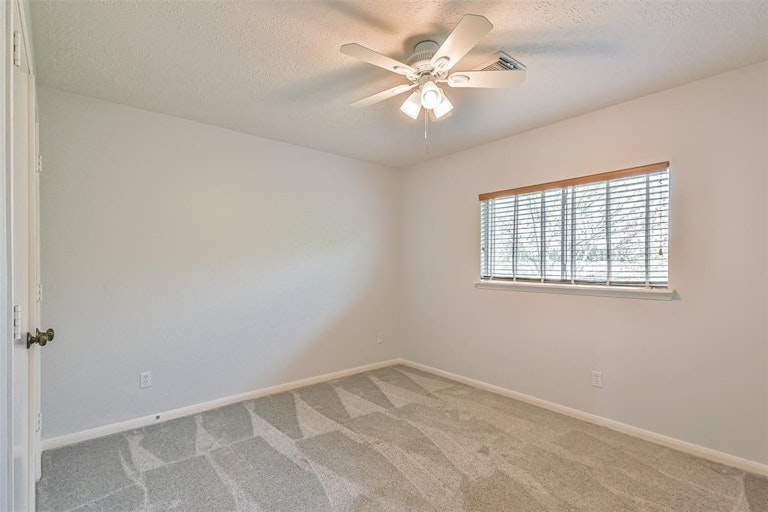 Photo 23 of 34 - 16026 Biscayne Shoals Dr, Friendswood, TX 77546