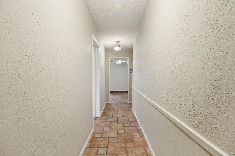 Photo 9 of 26 - 1600 Lexington Pl, Bedford, TX 76022