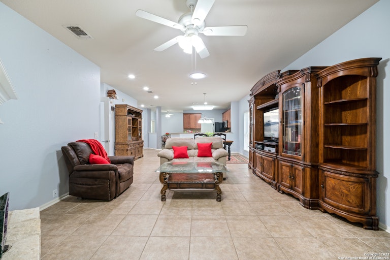 Photo 14 of 32 - 12543 Cascade Hls, San Antonio, TX 78253