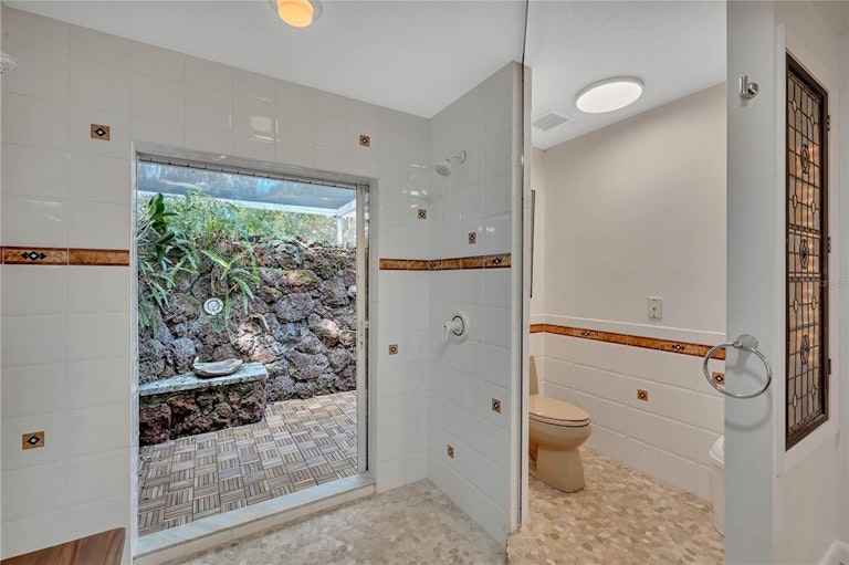Photo 21 of 45 - 449 S Shore Dr, Osprey, FL 34229