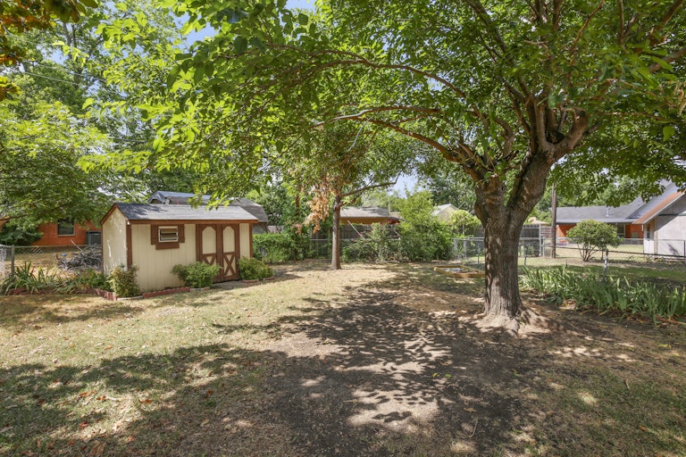 Photo 25 of 25 - 309 Jasmine Ct, Burleson, TX 76028