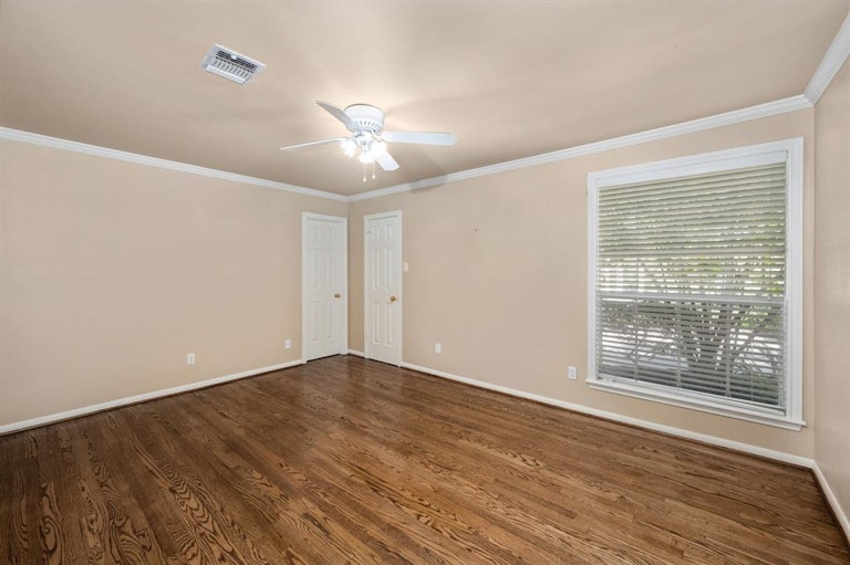 Photo 35 of 50 - 38 Sandalwood Dr, Houston, TX 77024
