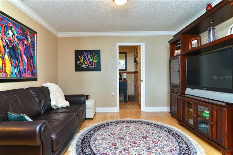Photo 12 of 25 - 329 Bayview Dr NE, Saint Petersburg, FL 33704