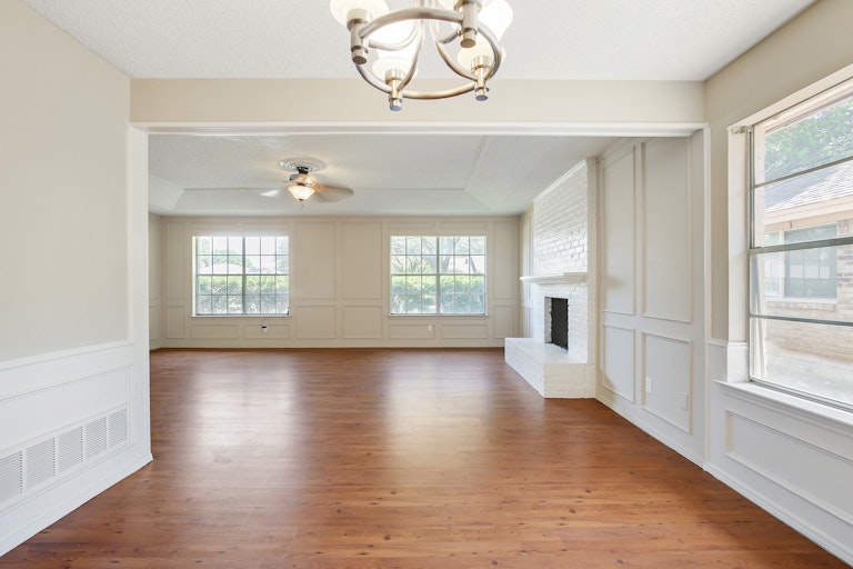 Photo 10 of 26 - 2406 Radcliffe Dr, Arlington, TX 76012