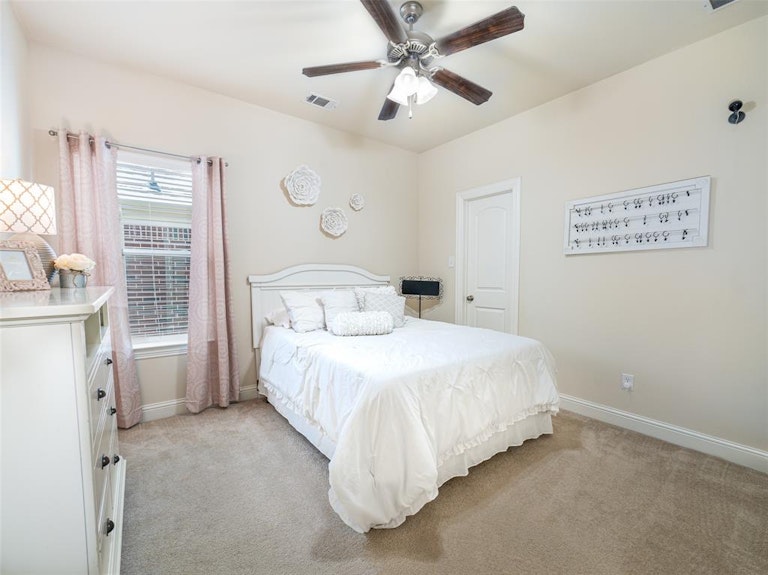 Photo 23 of 35 - 904 Auburn Ct, Savannah, TX 76227