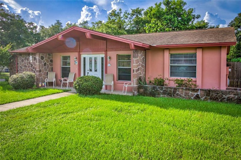 Photo 9 of 37 - 2202 Whitney Pl, Valrico, FL 33594