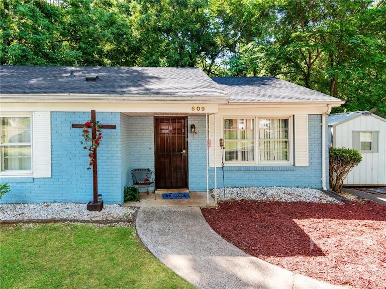Photo 3 of 24 - 609 Fawnbrook Ln, Charlotte, NC 28217