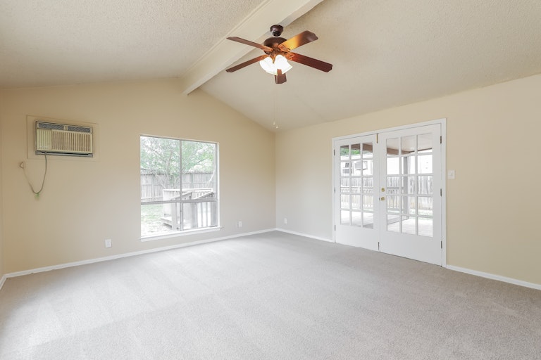 Photo 16 of 27 - 4707 Pebble Gln, San Antonio, TX 78217
