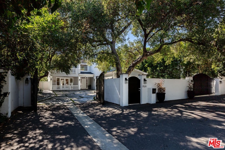 Photo 3 of 52 - 17524 Jayden Ln, Encino, CA 91316