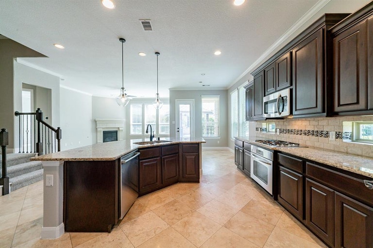 Photo 11 of 43 - 91 Hearthshire Cir, Magnolia, TX 77354
