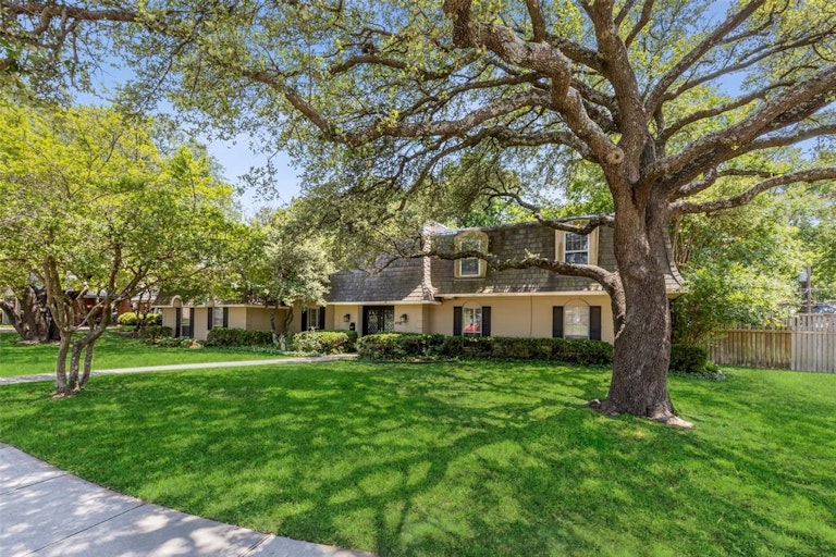 Photo 2 of 39 - 9710 Windledge Dr, Dallas, TX 75238