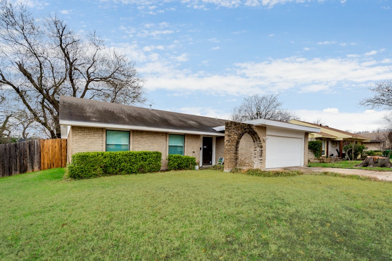 Photo 29 of 29 - 402 Meadowhill Dr, Garland, TX 75043