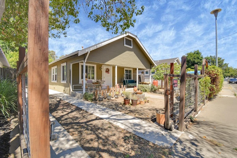 Photo 5 of 28 - 3406 40th St, Sacramento, CA 95817