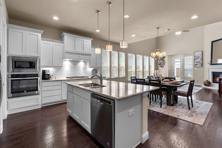 Photo 5 of 26 - 3444 Poinsettia Way, Irving, TX 75038