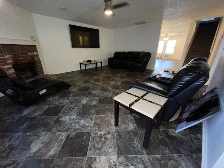 Photo 10 of 33 - 4220 Boxwood Dr, Balch Springs, TX 75180