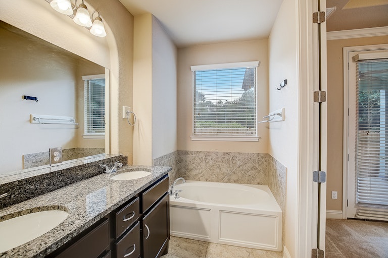 Photo 8 of 36 - 2620 Lightfoot Trl, Austin, TX 78745
