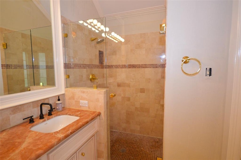 Photo 22 of 44 - 5003 Kingsland Ct, Sugar Land, TX 77479