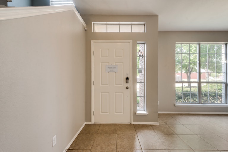 Photo 9 of 31 - 3261 Silent Creek Trl, Hurst, TX 76053