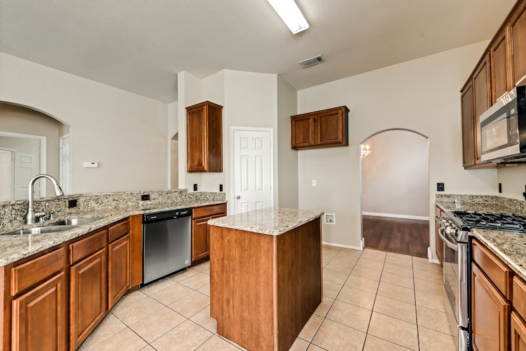 Photo 7 of 29 - 1612 Degnen Ln, Aubrey, TX 76227