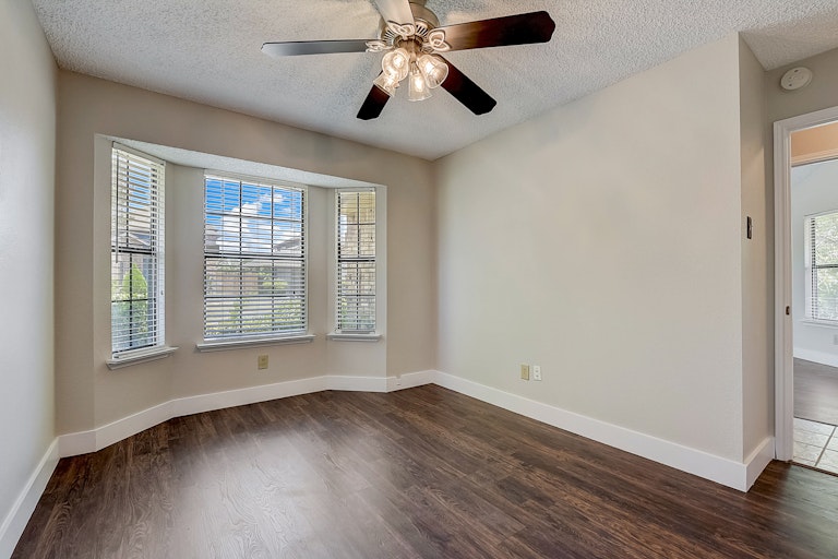 Photo 11 of 30 - 1502 Windmill Ln, Mesquite, TX 75149