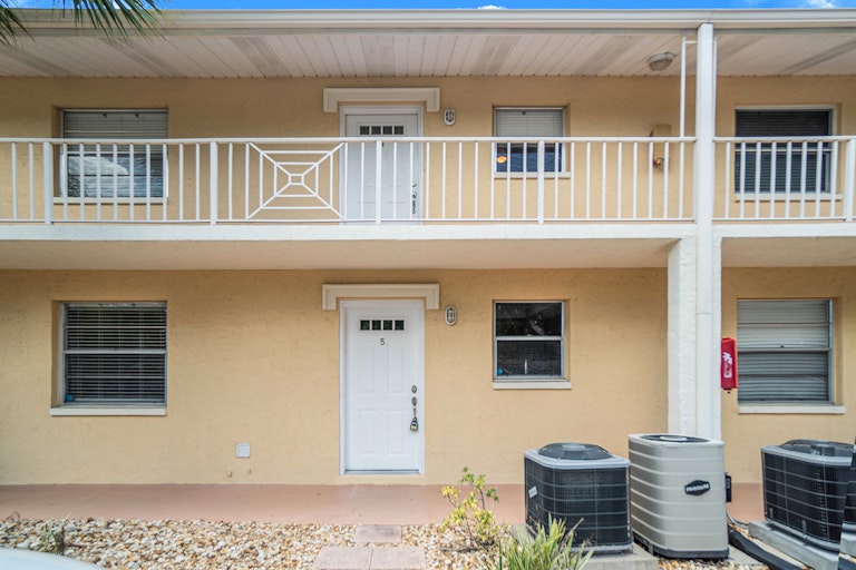 Photo 11 of 14 - 966 La Costa Cir #5, Sarasota, FL 34237