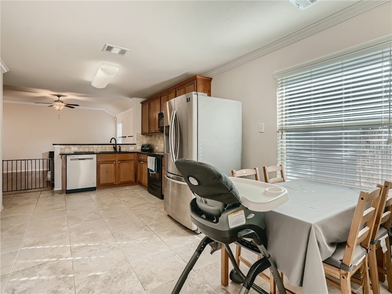 Photo 13 of 28 - 604 Mourning Dove Ln, Leander, TX 78641
