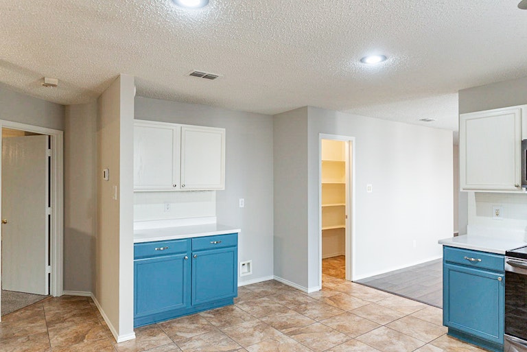 Photo 10 of 34 - 7813 Shoal Bnd, Denton, TX 76210
