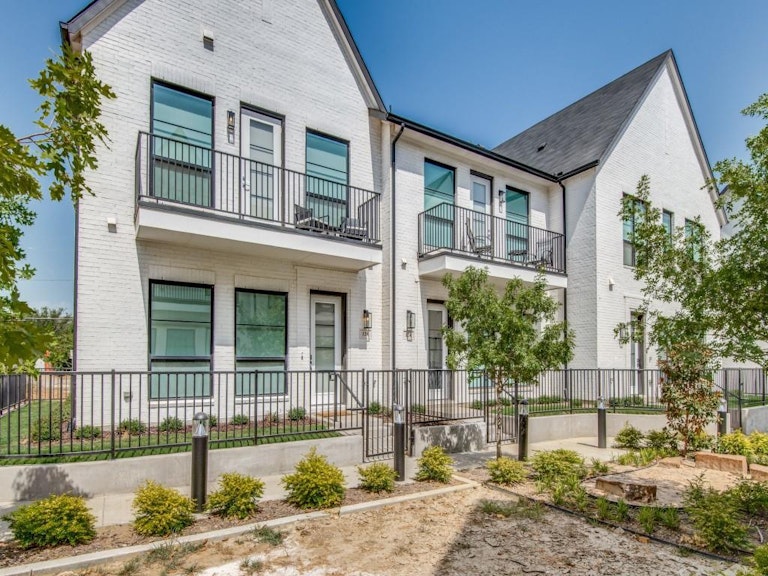 Photo 1 of 23 - 126 Garden Ct W, Arlington, TX 76013