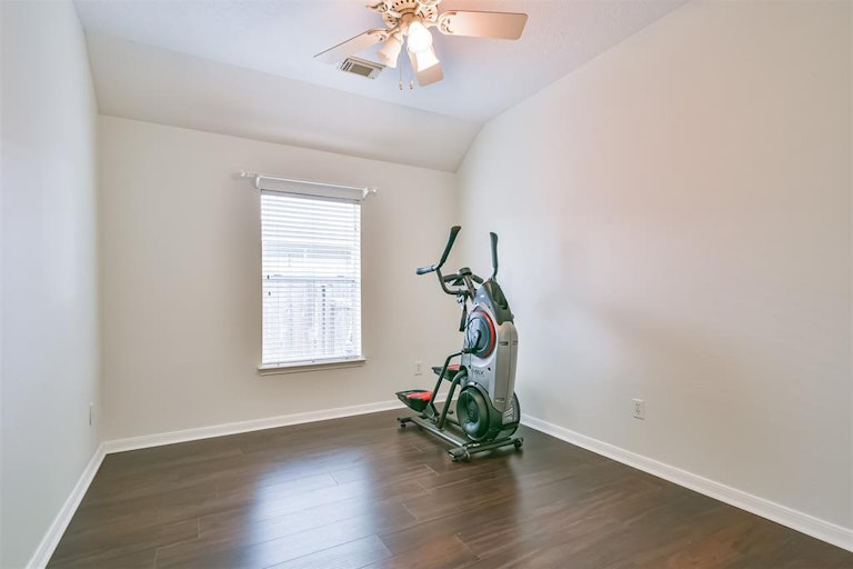 Photo 33 of 41 - 3111 Genessee Creek Ln, Friendswood, TX 77546