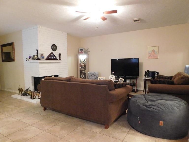 Photo 4 of 25 - 3910 Spring Meadow Dr, Pearland, TX 77584