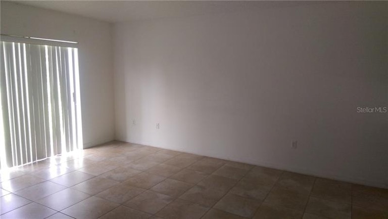 Photo 10 of 15 - 643 Sun Bluff Ln, Apopka, FL 32712