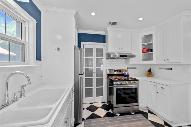 Photo 11 of 26 - 3583 W 4th St, Fort Worth, TX 76107