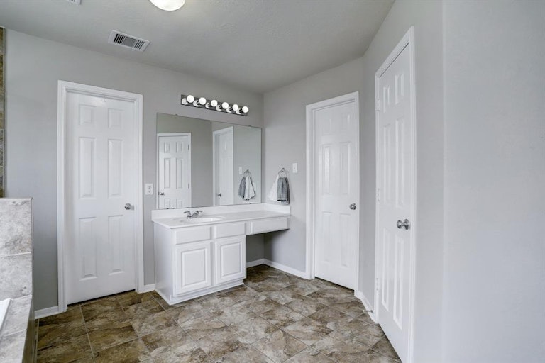 Photo 26 of 32 - 1910 Grandoak Dr, Pearland, TX 77581
