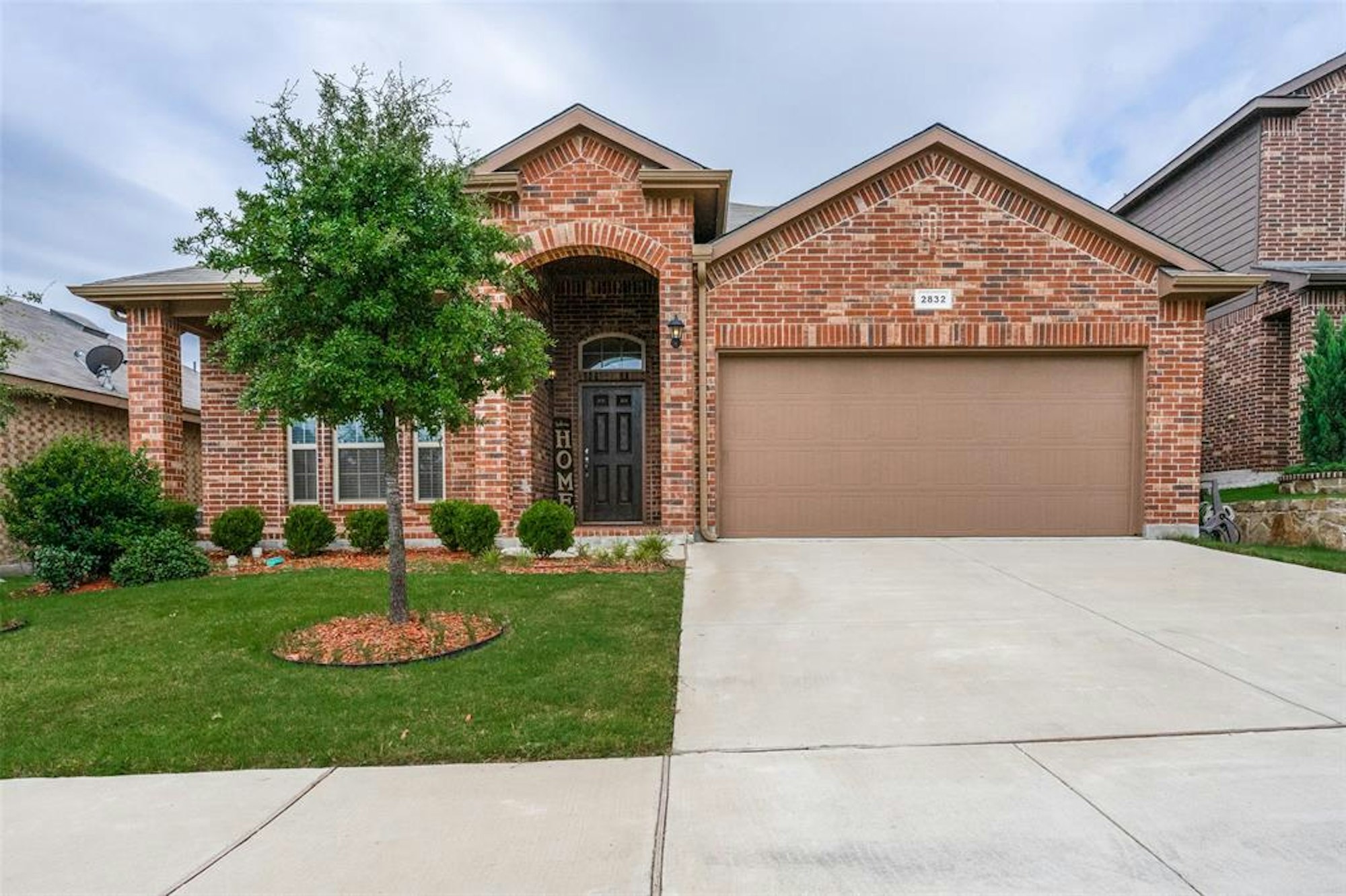Photo 1 of 35 - 2832 Saddle Creek Dr, Fort Worth, TX 76177