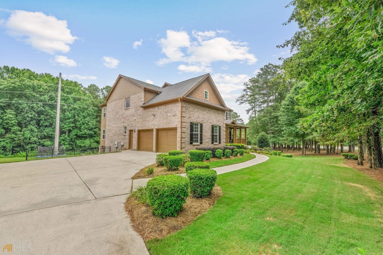 Photo 2 of 58 - 450 Herring Rd, Grayson, GA 30017