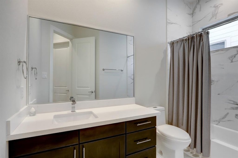 Photo 11 of 14 - 9510 Retriever Way, Houston, TX 77055
