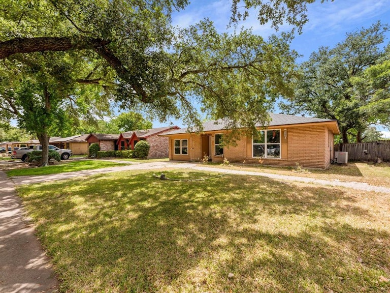 Photo 2 of 22 - 5310 Castlecreek Ln, Houston, TX 77053